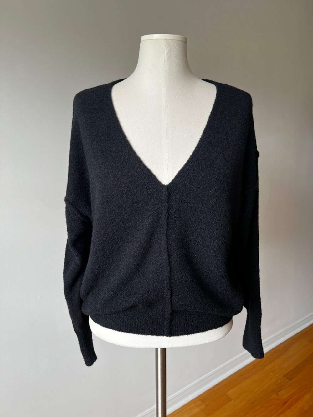 Aritzia Wilfred Free Hush Knit V-Neck Sweater XS